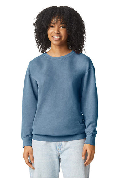 Comfort Colors 1466 Mens Garment Dyed Fleece Crewneck Sweatshirt Blue Jean Model Front