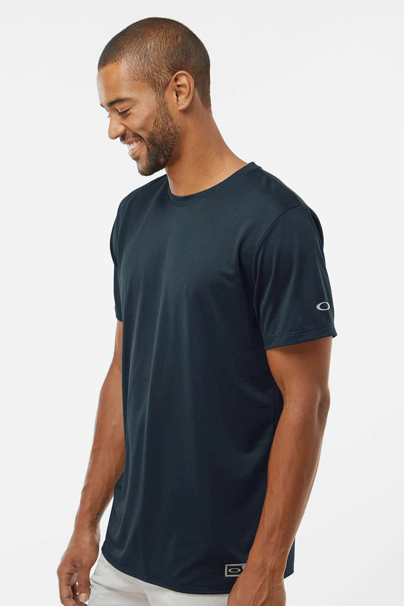 Oakley FOA402991 Mens Team Issue Hydrolix Short Sleeve Crewneck T-Shirt Blackout Model Side
