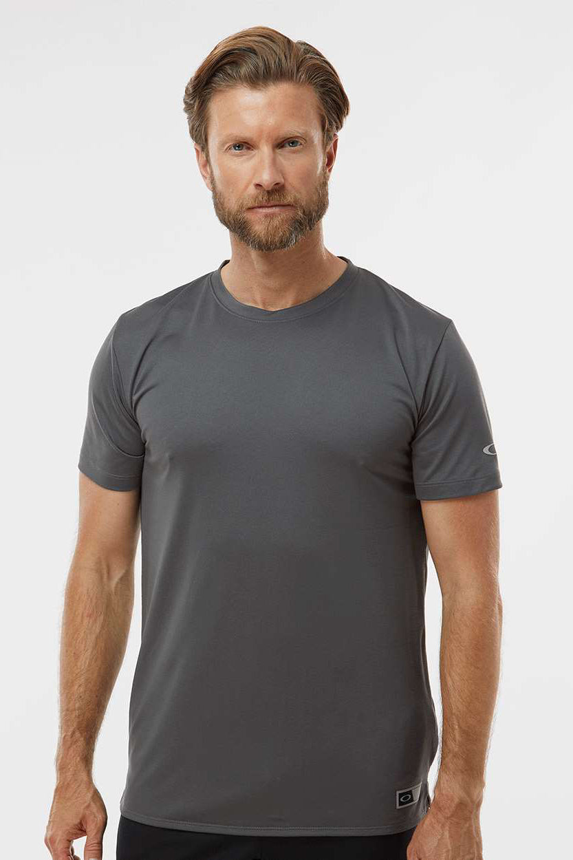 Oakley FOA402991 Mens Team Issue Hydrolix Short Sleeve Crewneck T-Shirt Forged Iron Grey Model Front