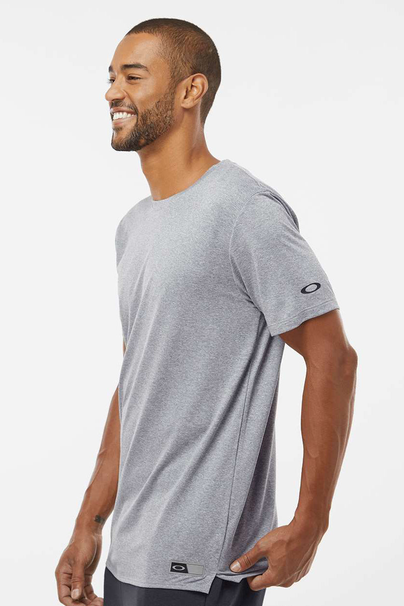 Oakley FOA402991 Mens Team Issue Hydrolix Short Sleeve Crewneck T-Shirt Heather Granite Grey Model Side