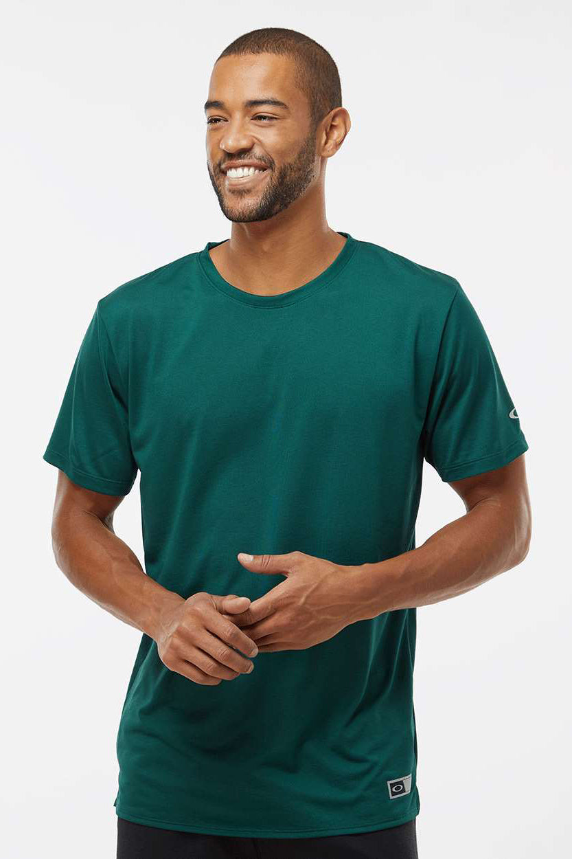 Oakley FOA402991 Mens Team Issue Hydrolix Short Sleeve Crewneck T-Shirt Team Fir Green Model Front