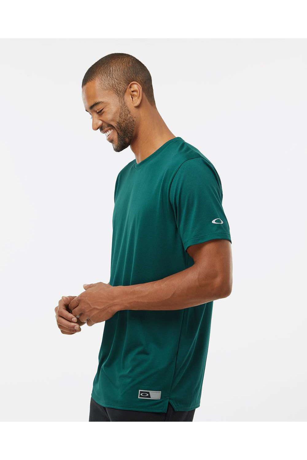 Oakley FOA402991 Mens Team Issue Hydrolix Short Sleeve Crewneck T-Shirt Team Fir Green Model Side