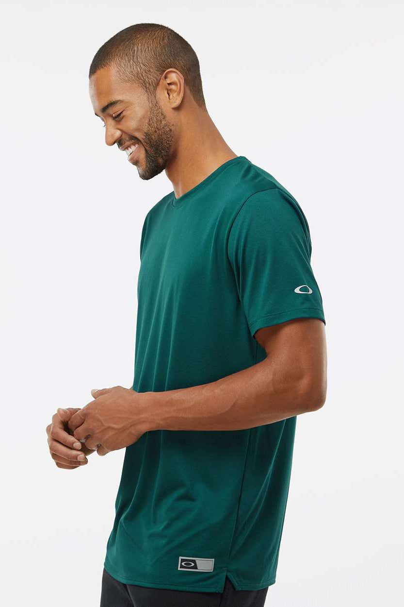 Oakley FOA402991 Mens Team Issue Hydrolix Short Sleeve Crewneck T-Shirt Team Fir Green Model Side