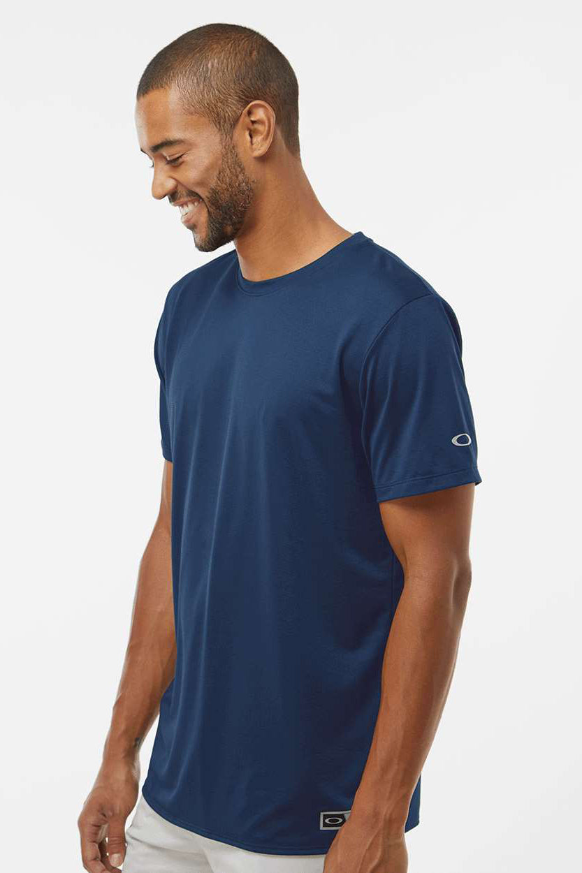 Oakley FOA402991 Mens Team Issue Hydrolix Short Sleeve Crewneck T-Shirt Team Navy Blue Model Side
