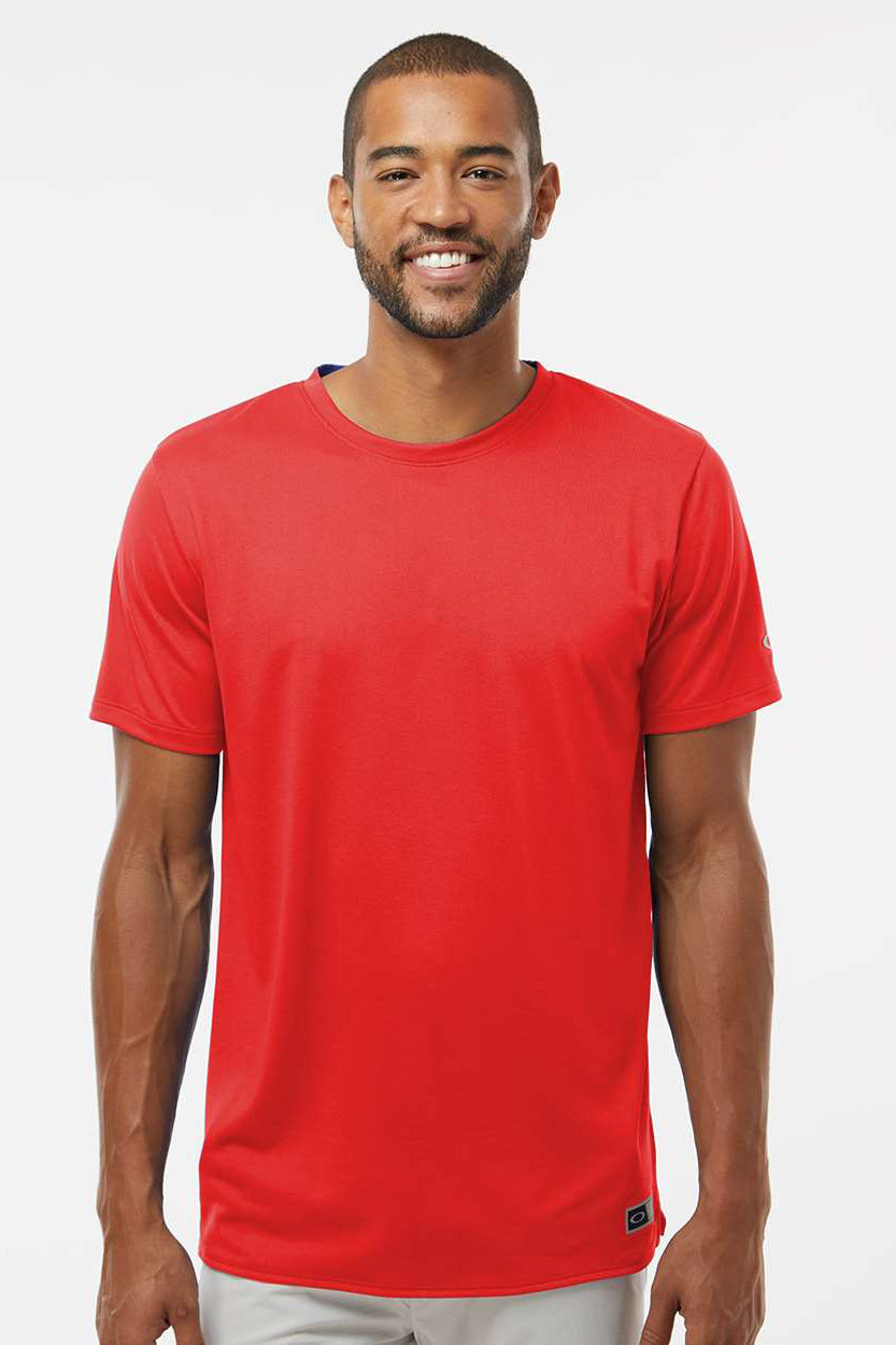 Oakley FOA402991 Mens Team Issue Hydrolix Short Sleeve Crewneck T-Shirt Team Red Model Front