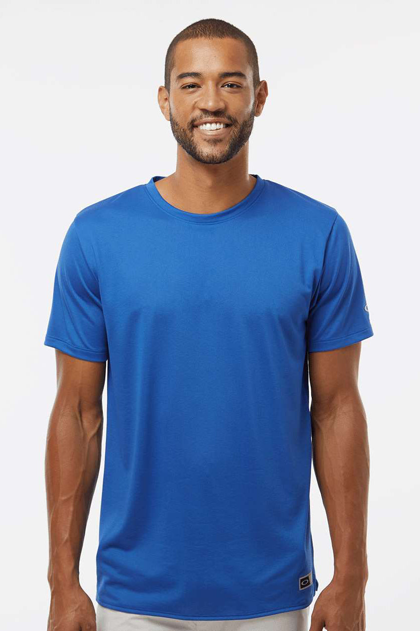 Oakley FOA402991 Mens Team Issue Hydrolix Short Sleeve Crewneck T-Shirt Team Royal Blue Model Front