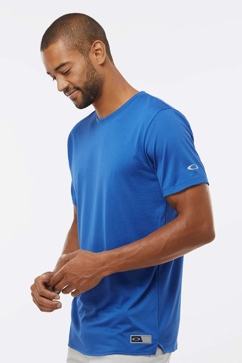 Oakley FOA402991 Mens Team Issue Hydrolix Short Sleeve Crewneck T-Shirt Team Royal Blue Model Side