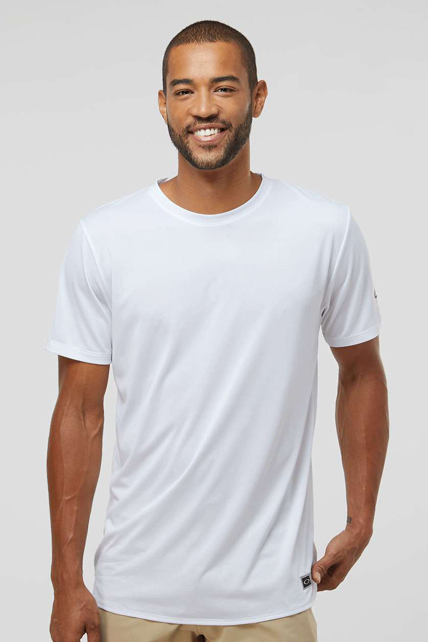 Oakley FOA402991 Mens Team Issue Hydrolix Short Sleeve Crewneck T-Shirt White Model Front