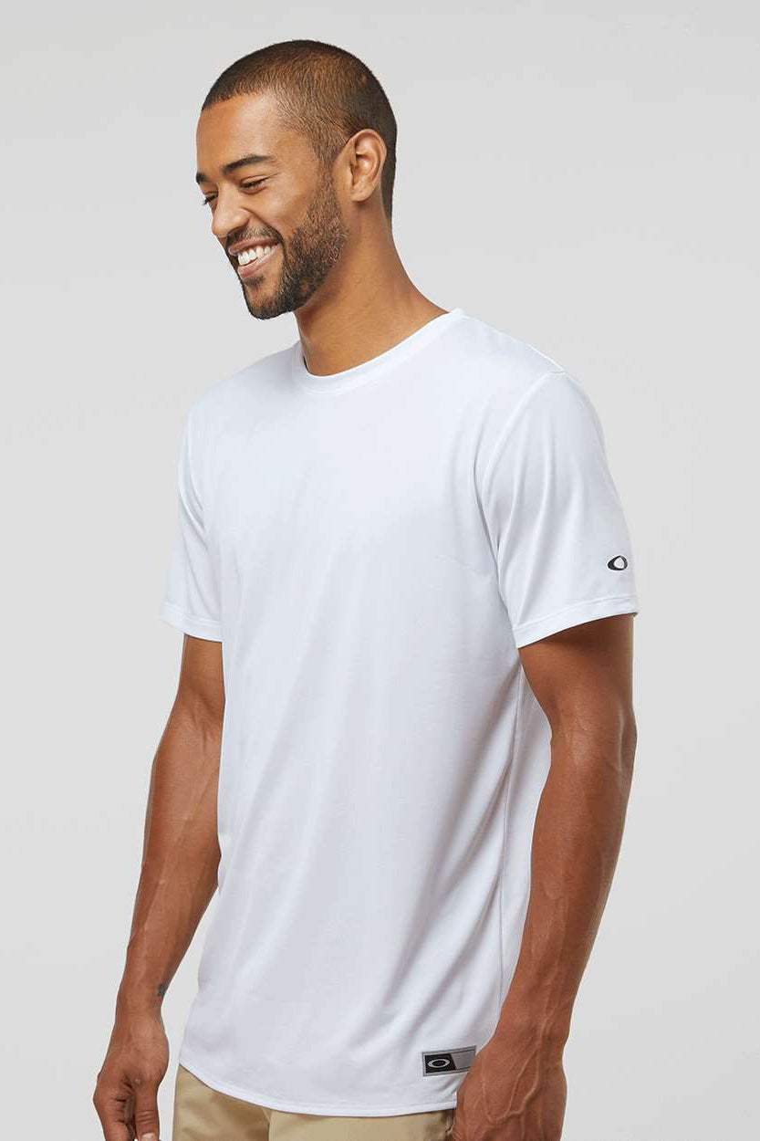 Oakley FOA402991 Mens Team Issue Hydrolix Short Sleeve Crewneck T-Shirt White Model Side