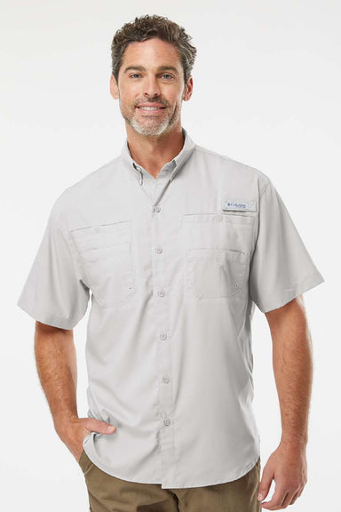 Columbia 212468 Mens PFG Tamiami II Short Sleeve Button Down Shirt w/ Double Pockets Cool Grey Model Front