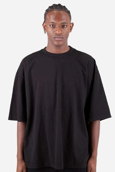 Shaka Wear SHGDD Mens Garment Dyed Drop Shoulder Short Sleeve Crewneck T-Shirt Black Model Front