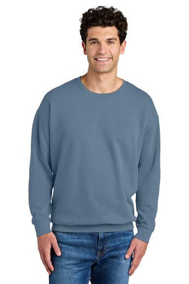 Comfort Colors 1466 Mens Garment Dyed Fleece Crewneck Sweatshirt Blue Jean Model Front