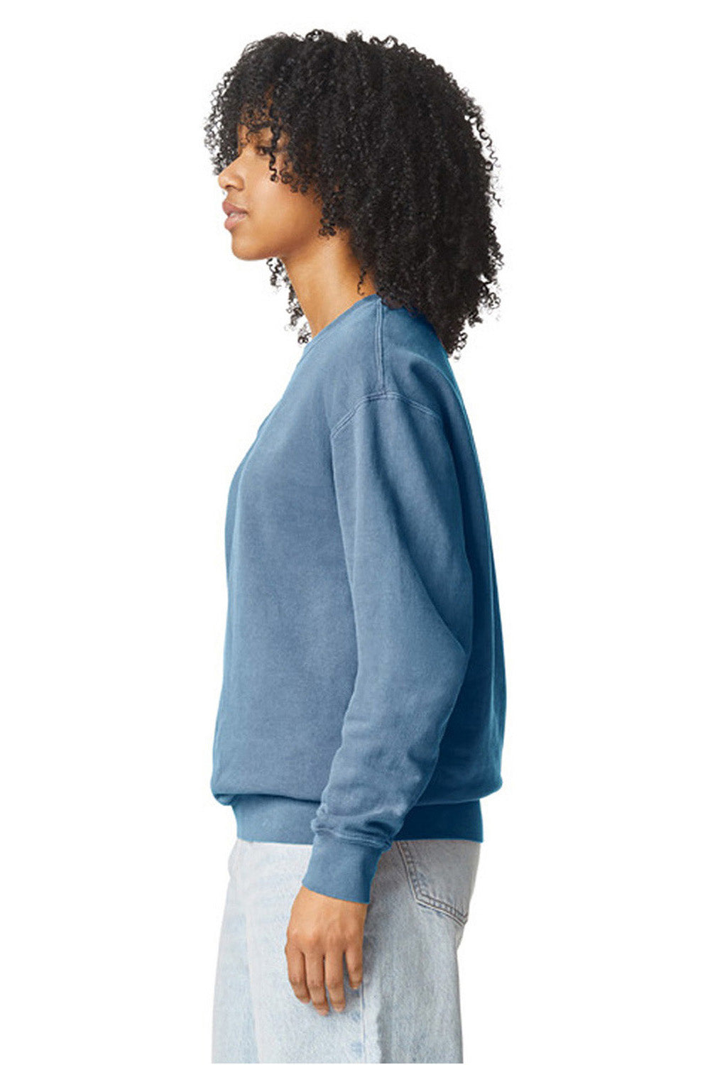 Comfort Colors 1466 Mens Garment Dyed Fleece Crewneck Sweatshirt Blue Jean Model Side