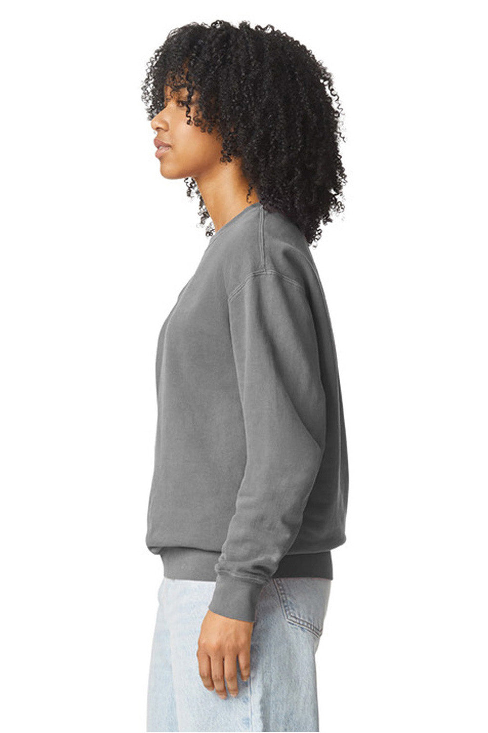 Comfort Colors 1466 Mens Garment Dyed Fleece Crewneck Sweatshirt Grey Model Side