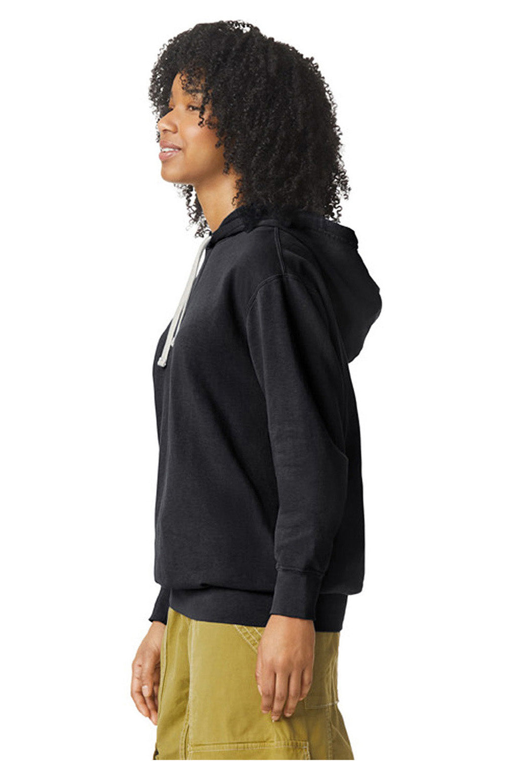 Comfort Colors 1467 Mens Garment Dyed Fleece Hooded Sweatshirt Hoodie Black Model Side