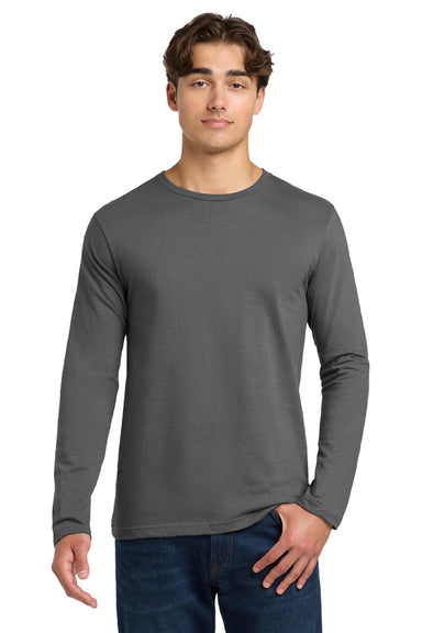 Gildan 64400 Mens Softstyle Long Sleeve Crewneck T-Shirt Charcoal Grey Model Front