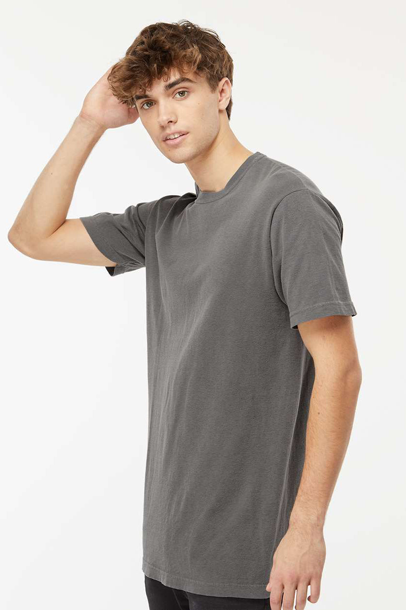 M&O 6500M Mens Vintage Garment Dyed Short Sleeve Crewneck T-Shirt Grey Model Side