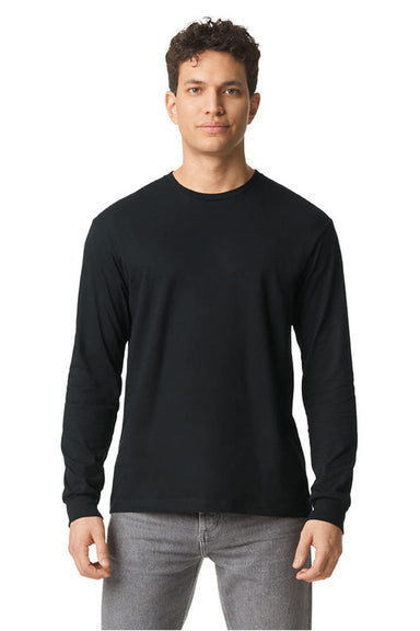 Gildan 67400 Mens Softstyle CVC Long Sleeve Crewneck T-Shirt Pitch Black Model Front