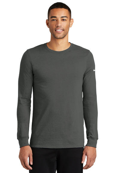 Nike NKBQ5230 Mens Dri-Fit Moisture Wicking Long Sleeve Crewneck T-Shirt Anthracite Grey Model Front